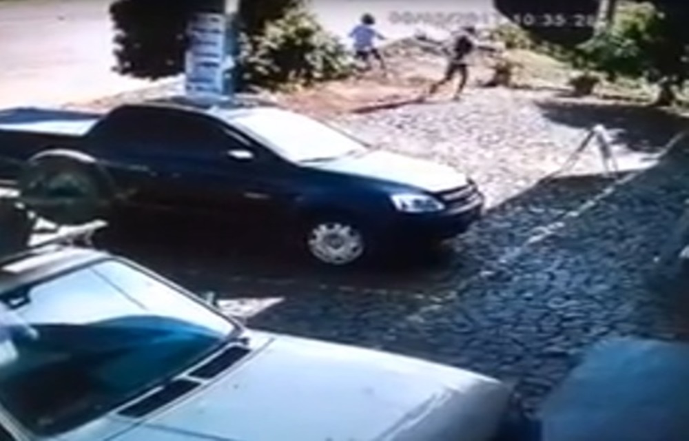 Ir para  <p>Imagens das c&acirc;meras de monitoramento de um sal&atilde;o de beleza, liberadas na manh&atilde; desta segunda-feira (13), pela propriet&aacute;ria do local, mostram a&ccedil;&atilde;o audaciosa de uma dupla de...